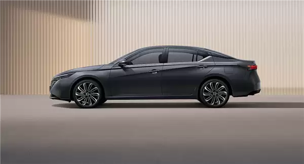 燃油车全球首搭鸿蒙座舱版 日产天籁上市30天订单过万