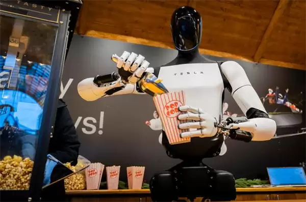 特斯拉人形机器人“上岗”卖爆米花:装袋、递送一气呵成