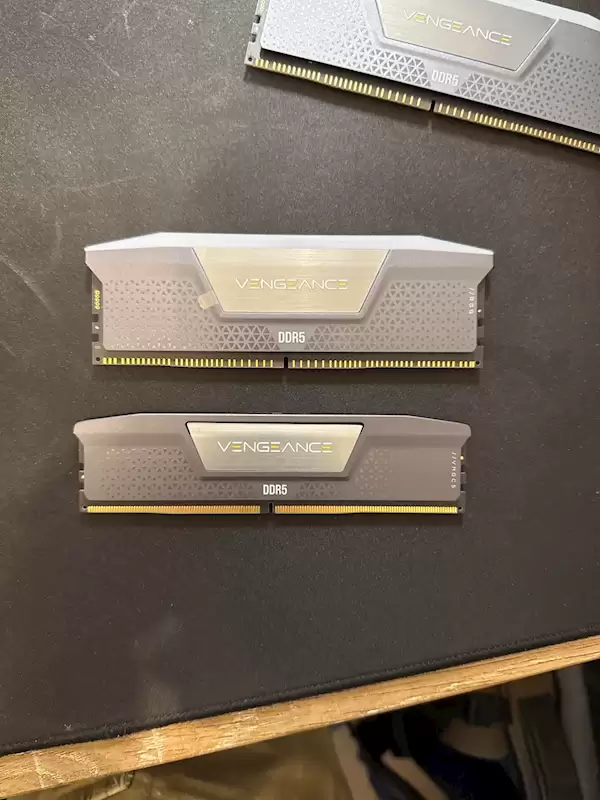 内存条变灯带？高价DDR5竟现伪装调包事件