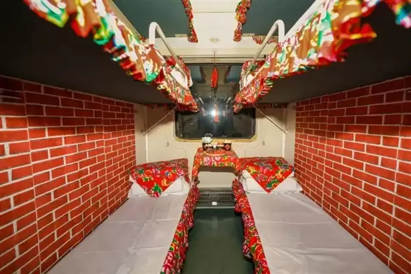 东北大花炕被搬上火车 网友:还真以为上炕了