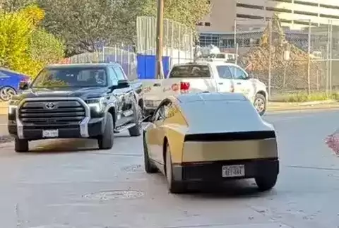 特斯拉Cybercab路测曝光:无方向盘纯电自动驾驶新车