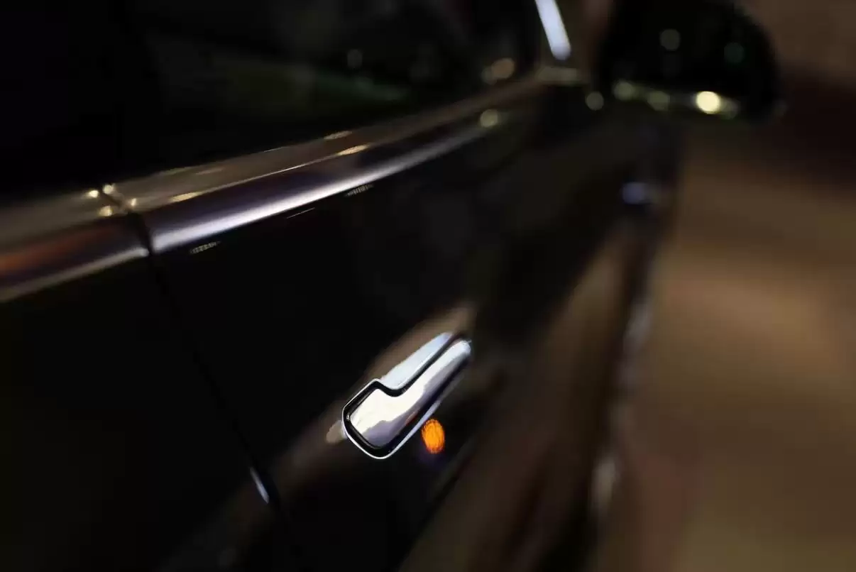 揭秘特斯拉门把手设计：十年前决策埋下安全隐患 马斯克学苹果要求电动控制