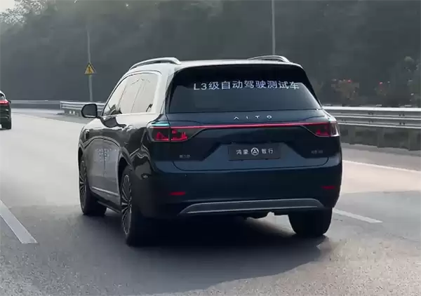 美女博主乘坐问界M9体验L3自动驾驶:一键激活 失能自主靠边