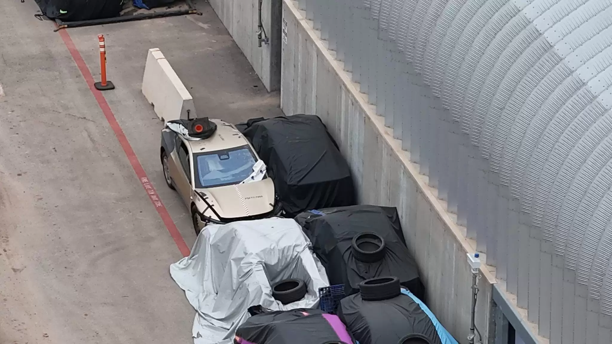 距离量产约130天，照片显示特斯拉Cybercab正进行碰撞测试