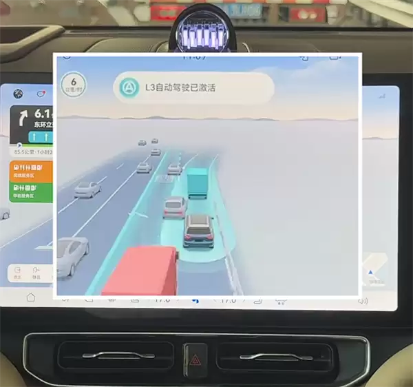 美女博主乘坐问界M9体验L3自动驾驶:一键激活 失能自主靠边