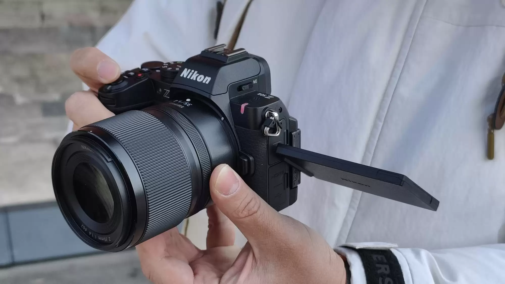 尼康Z50II 侧翻转屏幕优势