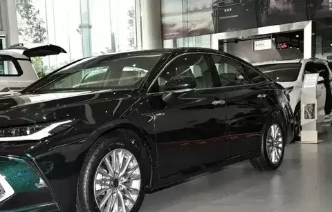 丰田中型轿车对比:长轴距混动款性价比凸显