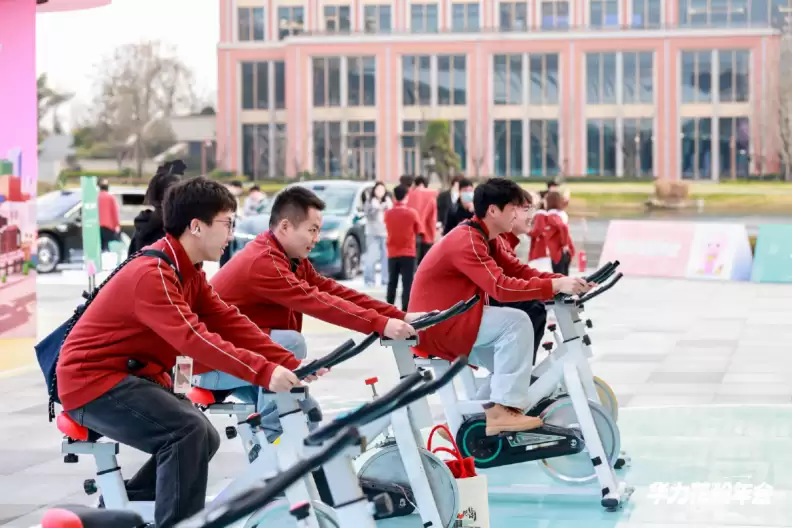 繁星共熠练秋湖:2025 华为花粉年会相聚上海,以热爱共织星河