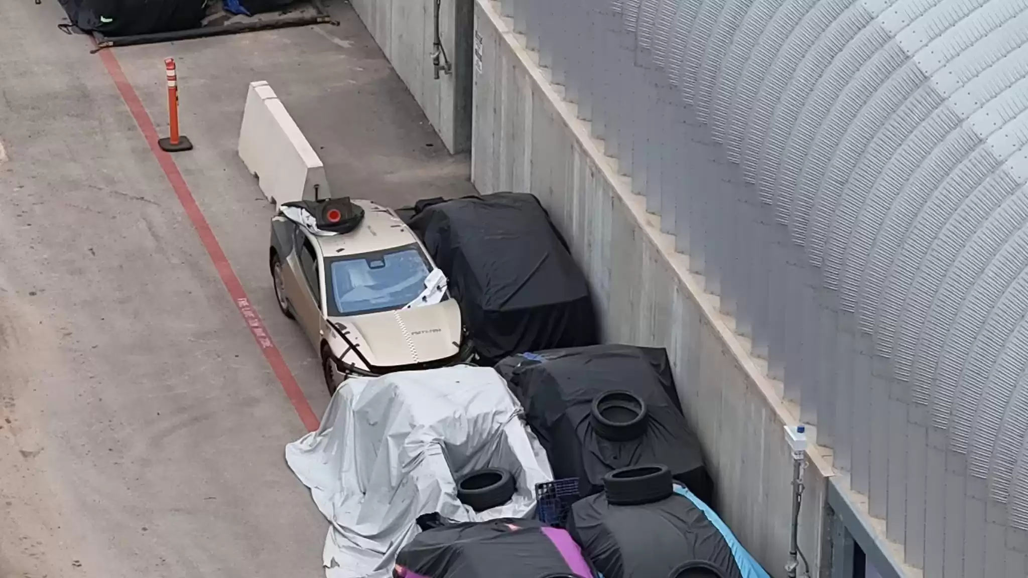 距离量产约130天,照片显示特斯拉Cybercab正进行碰撞测试