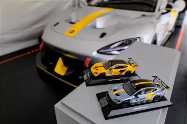 仪式感拉满!小米给员工发 YU7 定制车模 印有名字和工号