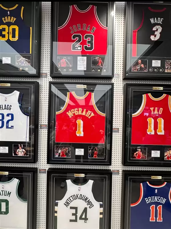 胖东来新店上架多款明星球衣:梅西、姆巴佩、乔丹等人亲签 均价1到2万