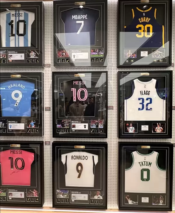 胖东来新店上架多款明星球衣:梅西、姆巴佩、乔丹等人亲签 均价1到2万
