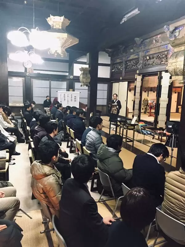 日本杀虫剂公司为昆虫举行追悼会：对着蟑螂、蚊子遗照诵经