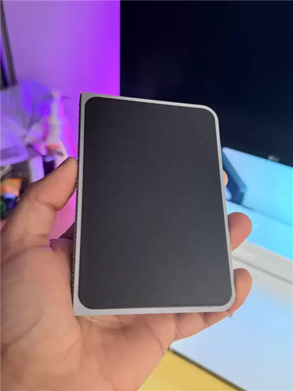 苹果首款折叠屏蓄势待发！iPhone Fold机模出炉