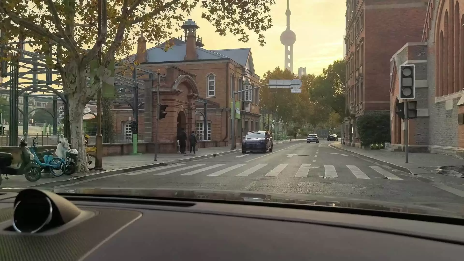 鸿蒙智行智界 V9 旗舰 MPV 被曝首发最新一代华为乾崑智驾硬件