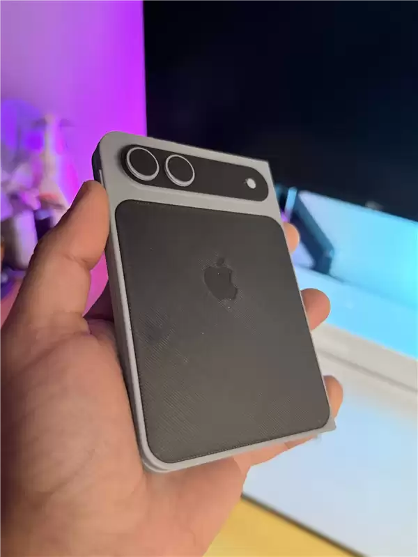 苹果首款折叠屏蓄势待发！iPhone Fold机模出炉