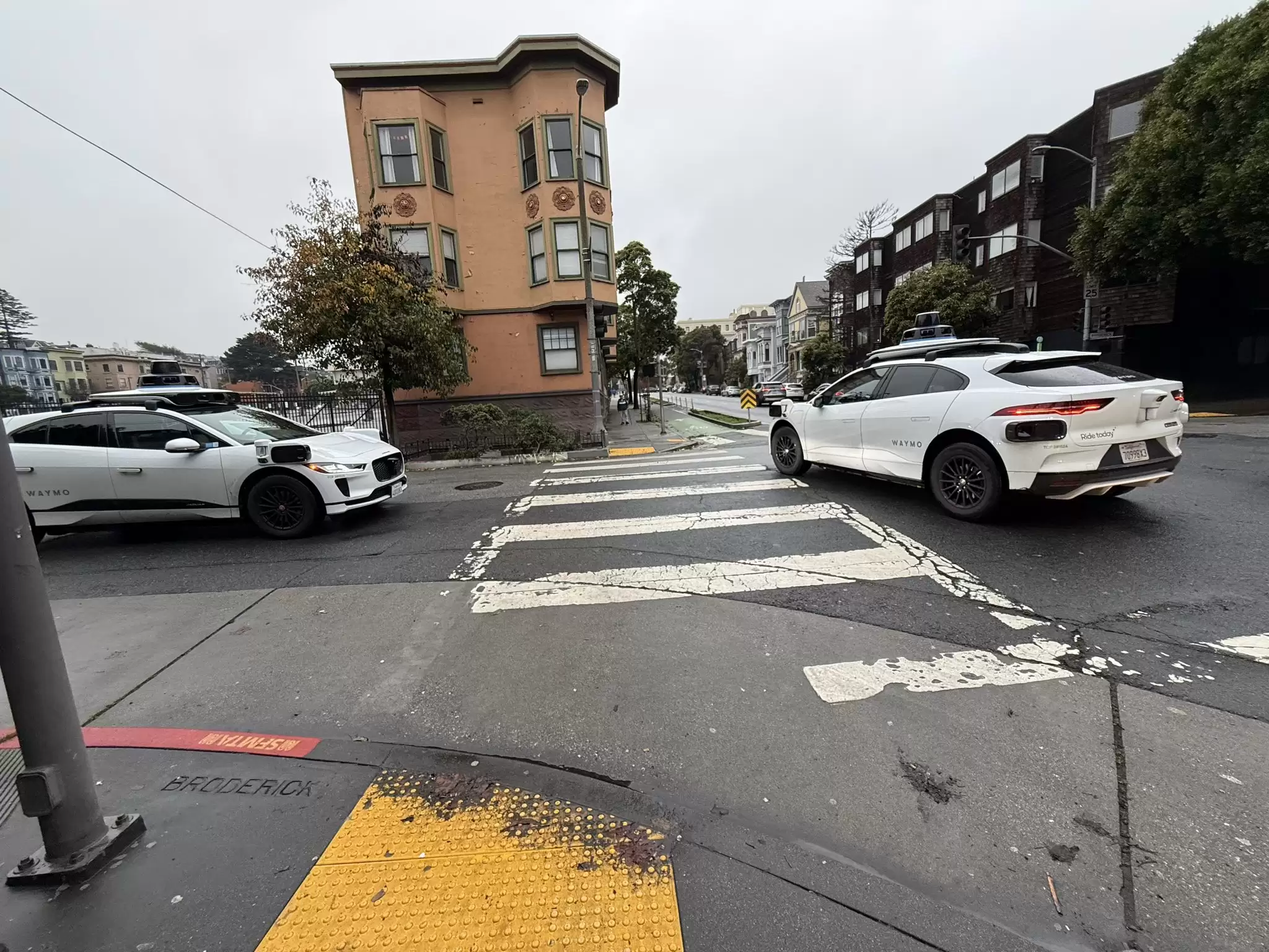 旧金山停电致自动驾驶出租车“卡壳”堵路，Waymo 宣布升级软件应对