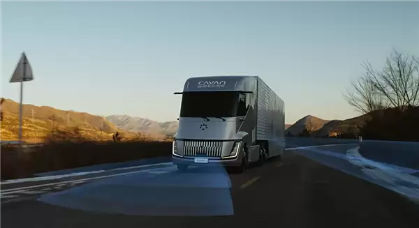 北汽福田发布国内首款量产液氢重卡：15分钟加满能跑1000公里