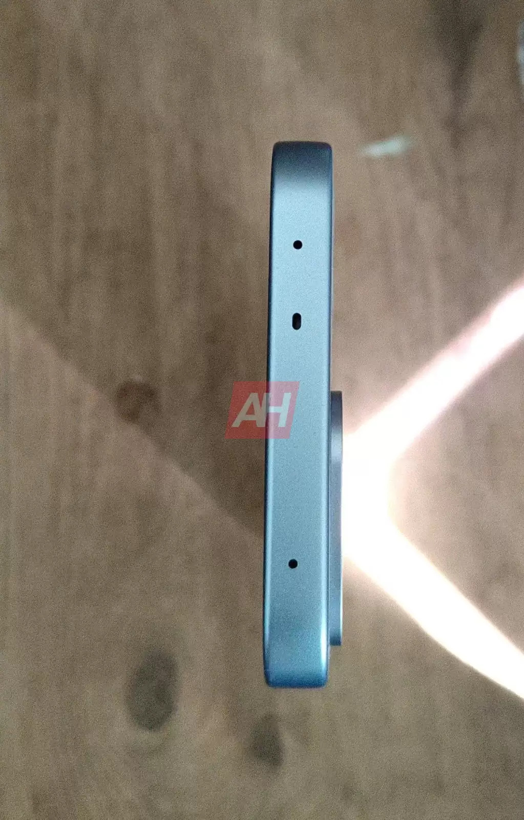 国际版一加 Turbo 手机实物图曝光:9000mAh 电池、骁龙 7s Gen 4 芯片