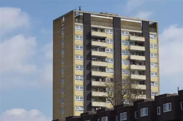 69岁老太12楼扔垃圾砸坏车辆被判刑引热议:官方提醒高空抛物太危险