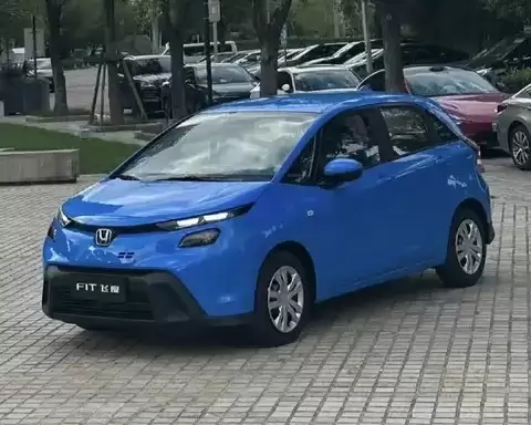 全新本田飞度无伪装装曝光:分体大灯+1.5L动力