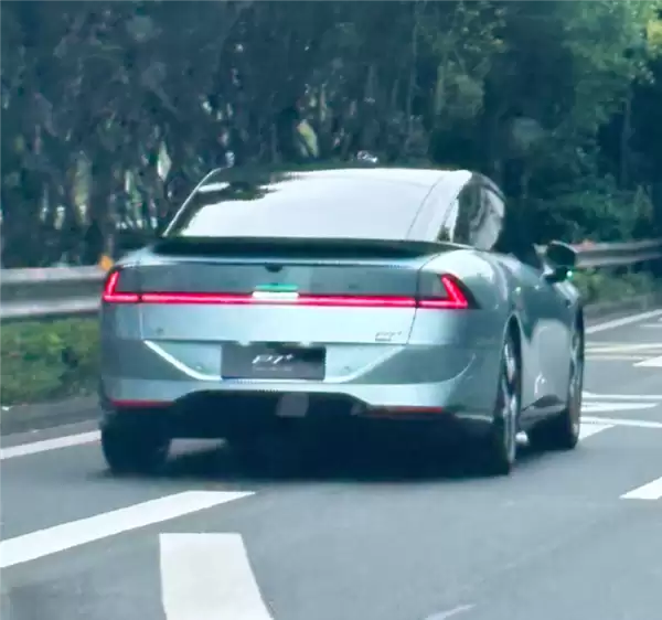 小鹏P7+增程版实车图流出：一体色后包围+经典小鸭尾 2026年上市