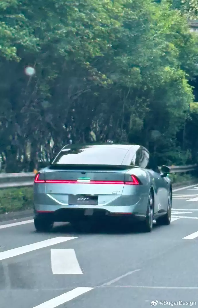 小鹏 P7 + 增程版实车曝光:全新外观,纯电续航 325km