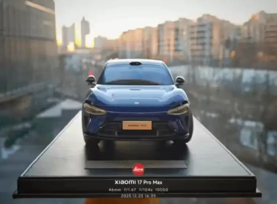 小米YU7车模赠员工，定制镌刻共庆50万辆下线