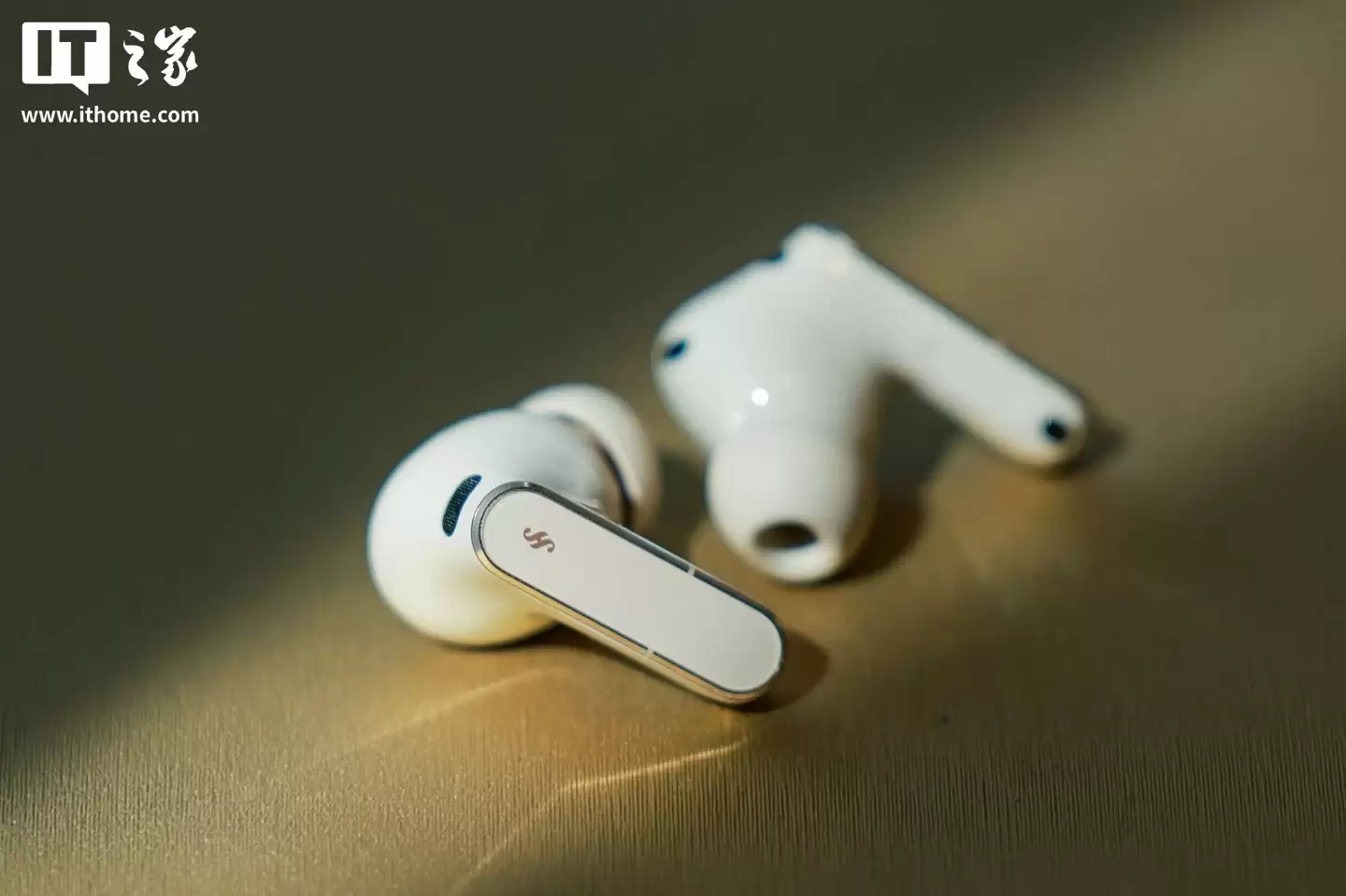 华为 FreeBuds Pro 5 马年典藏版开启预售:烫金密刻、专属弹窗,1499 元