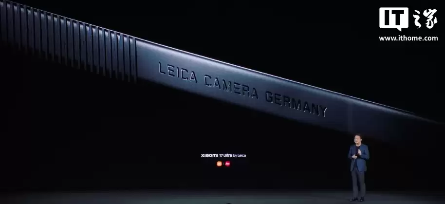 小米 17 Ultra 徕卡版手机亮相:经典“可乐标”、手动变焦环,方方面面尽徕卡