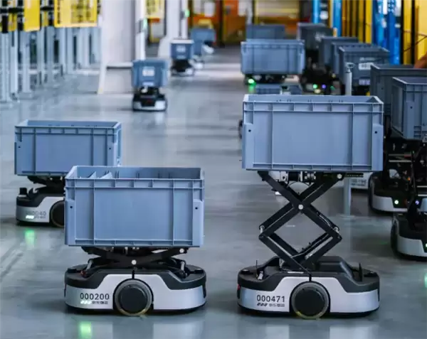 京东物流首个海外智狼仓在英国投用:部署近200台智狼机器人