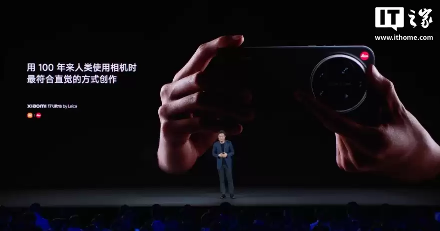 小米 17 Ultra 徕卡版手机亮相:经典“可乐标”、手动变焦环,方方面面尽徕卡