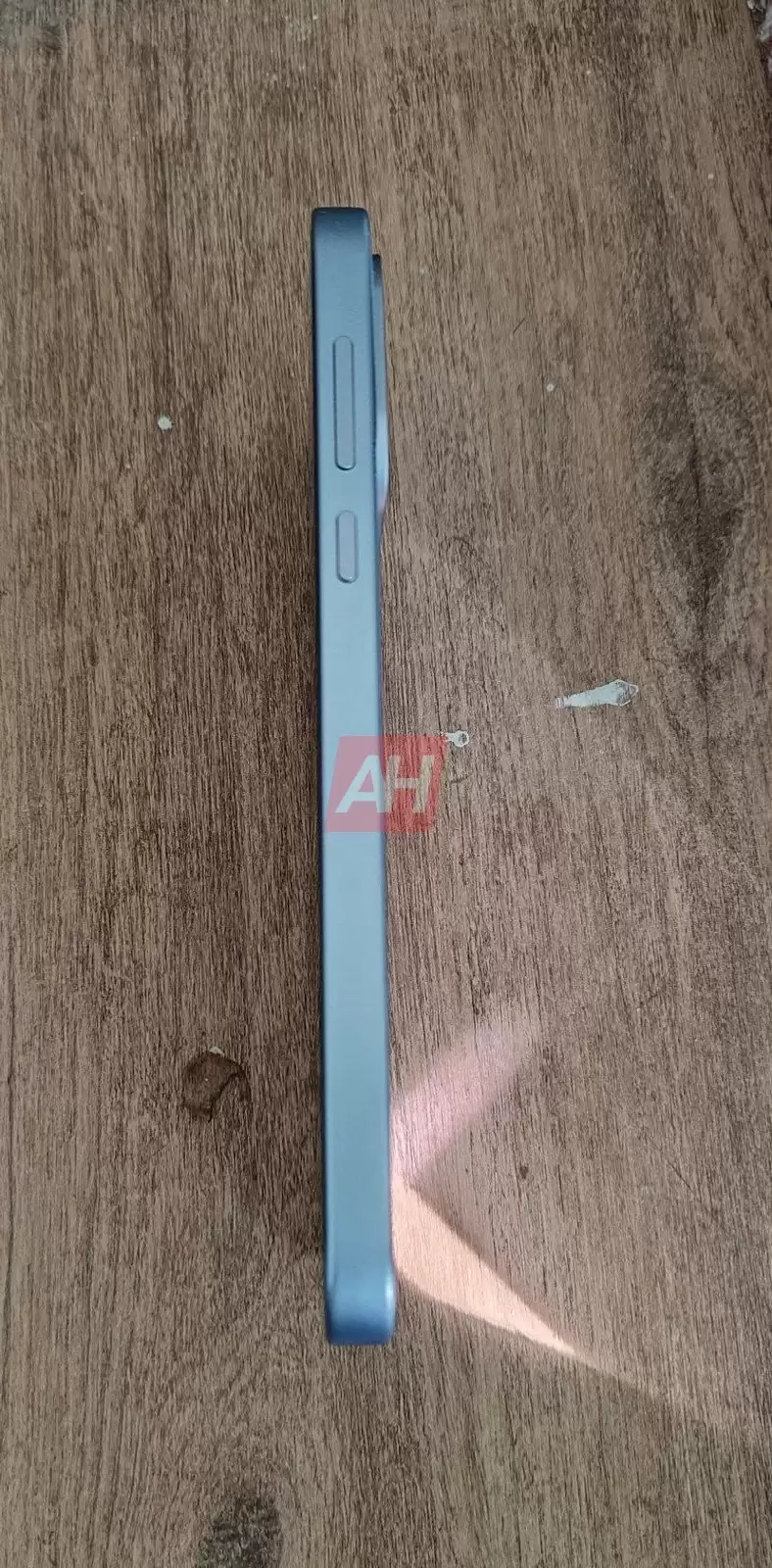 国际版一加 Turbo 手机实物图曝光:9000mAh 电池、骁龙 7s Gen 4 芯片