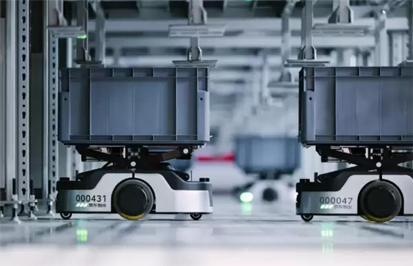 京东物流首个海外智狼仓在英国投用:部署近200台智狼机器人