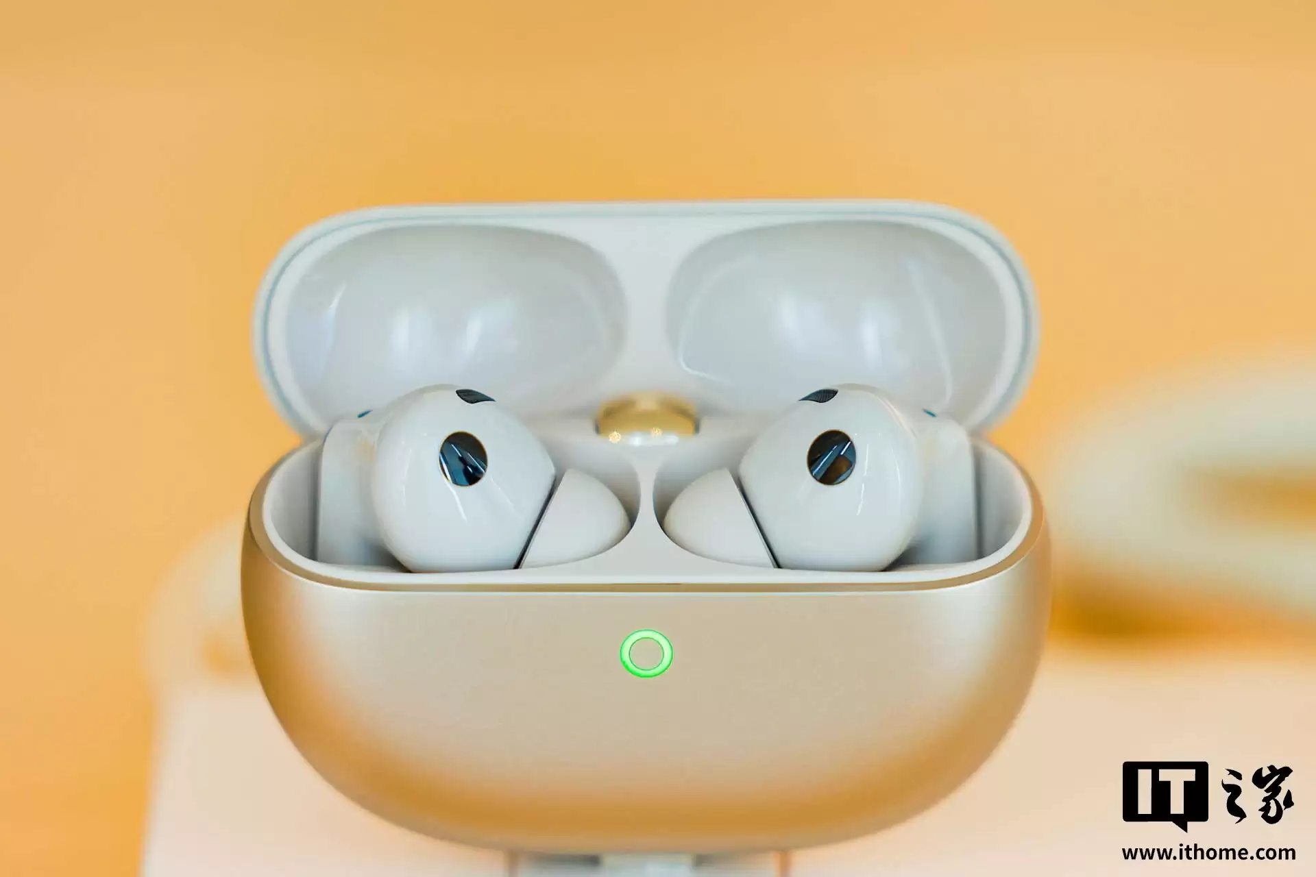 华为 FreeBuds Pro 5 马年典藏版开启预售:烫金密刻、专属弹窗,1499 元