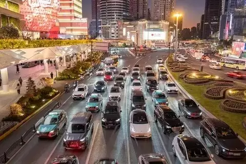 2025年末燃油车市场分化加剧：头部热销与边缘退场并存