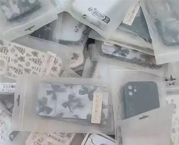 空地处现大量全新手机壳：全新未拆封 有人一次捡50个