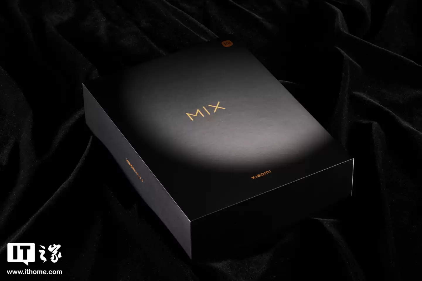 消息称某厂四曲面和屏下前摄新机项目“已创建文件夹”，预计为小米 MIX 5