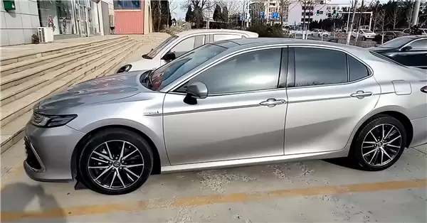 洒水车溅起石子砸坏私家车 车主损失4千多！后续来了：洒水车全责