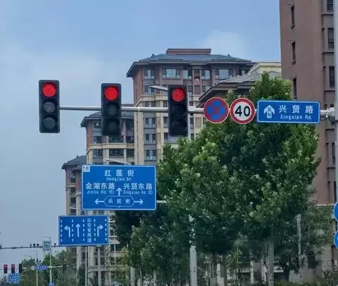 红灯长期不切换如何应对？官方回应：擅自通行或被扣6分罚款200元