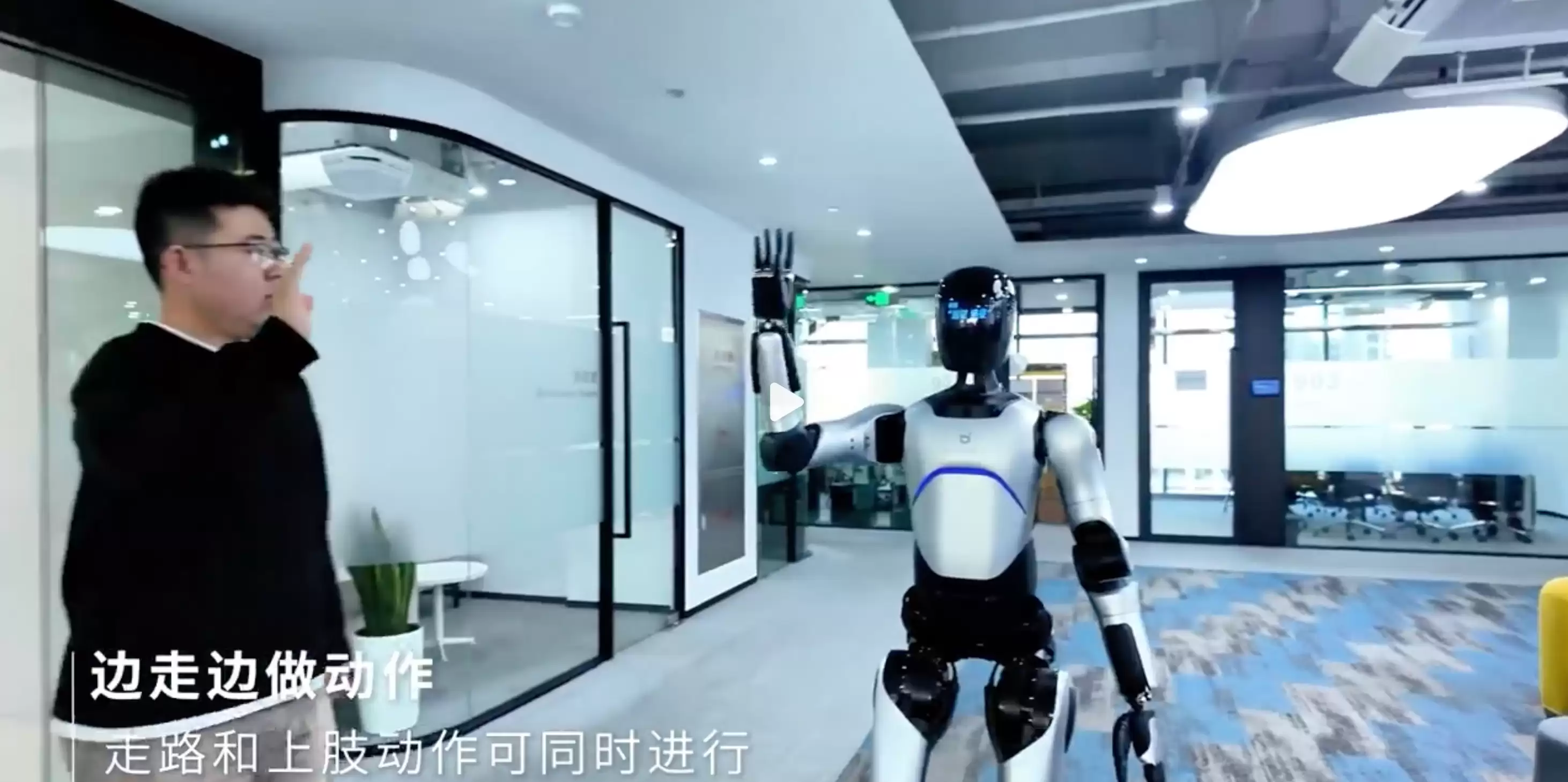 智元远征A2旗舰版迎来V1.3版本：行走速度提升至1.2m/s