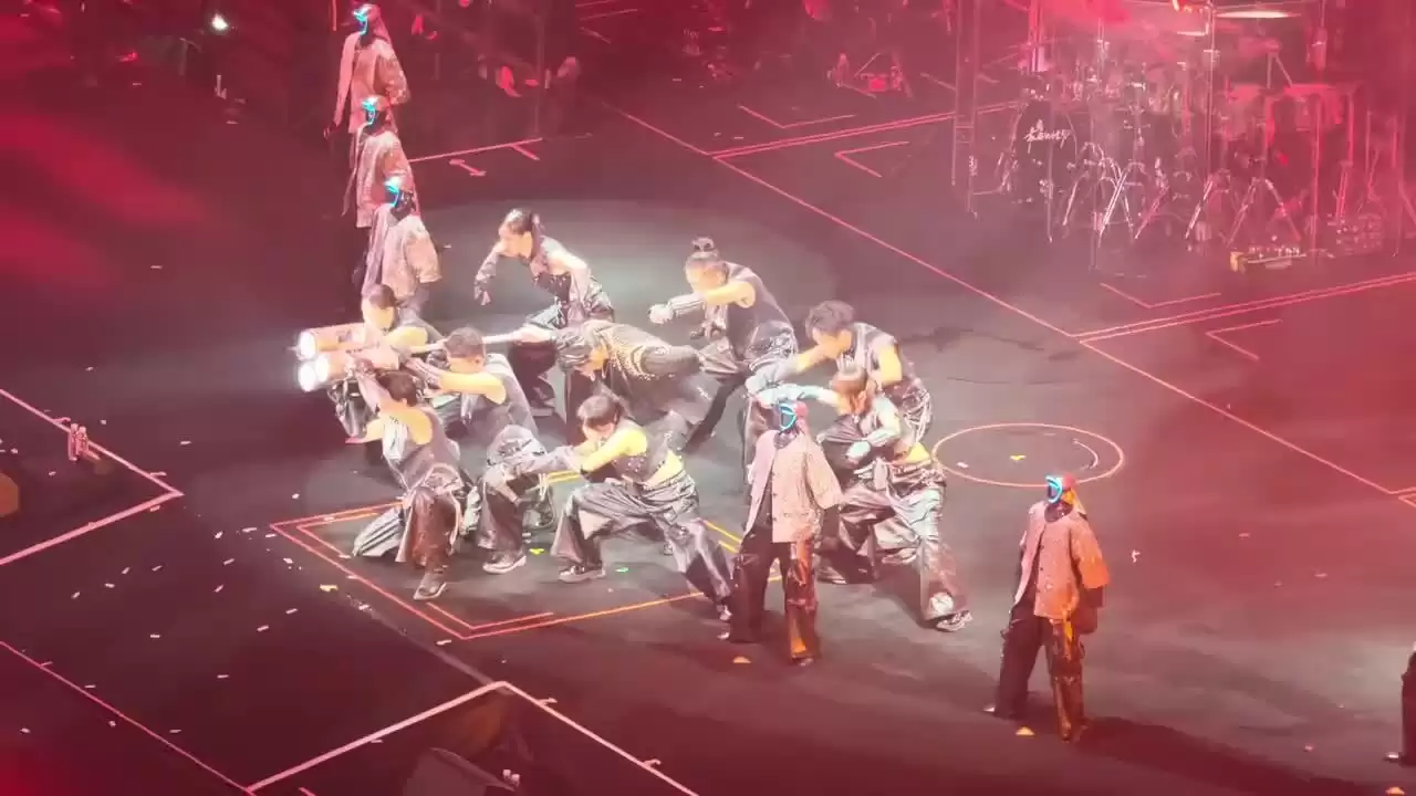 马斯克点赞“宇树机器人为王力宏伴舞”，王兴兴回应称大家的喜爱程度超过预估