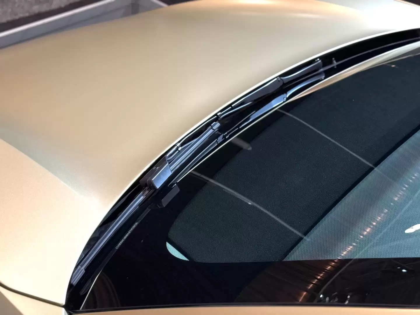 承认失败?特斯拉 Cybercab 量产版放弃单雨刮,回归传统设计