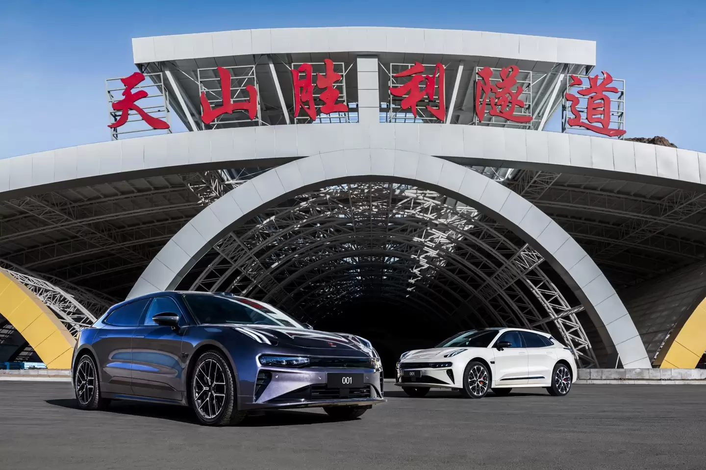 世界最长高速隧道正式通车,首支国产新能源车队20多分钟穿越天山