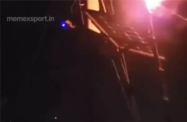 印度男子夜举火把给太阳能板充电：成功点亮LED指示灯