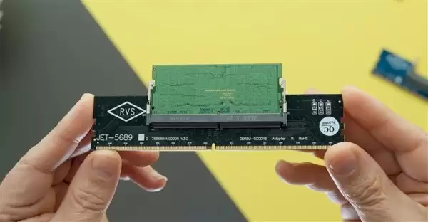 DDR5涨价催生新装机方案：笔记本内存转接卡走红