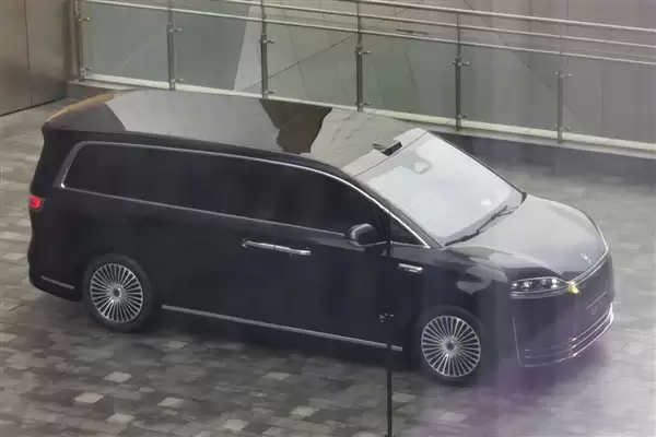 鸿蒙智行首款MPV 智界V9实车首曝：前后灯点亮辨识度超强