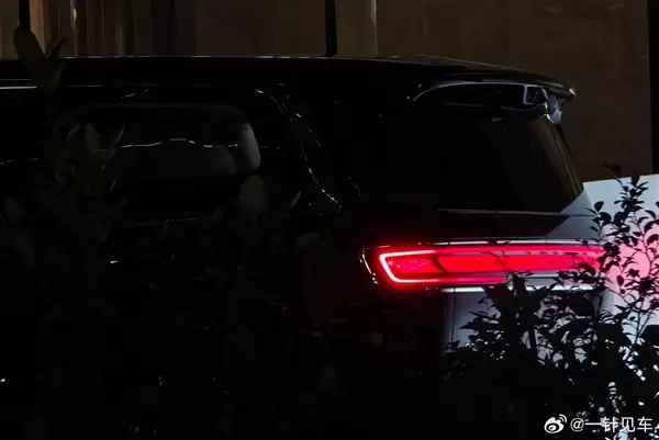 鸿蒙智行首款MPV 智界V9实车首曝：前后灯点亮辨识度超强