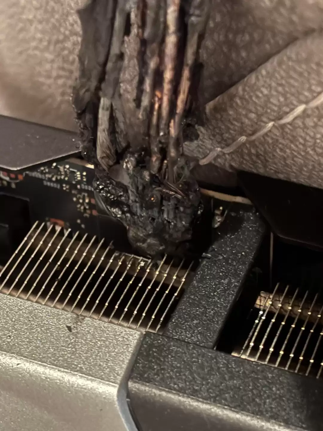 网友反馈 RTX 5090 显卡圣诞夜起火，接口烧至“面目全非”