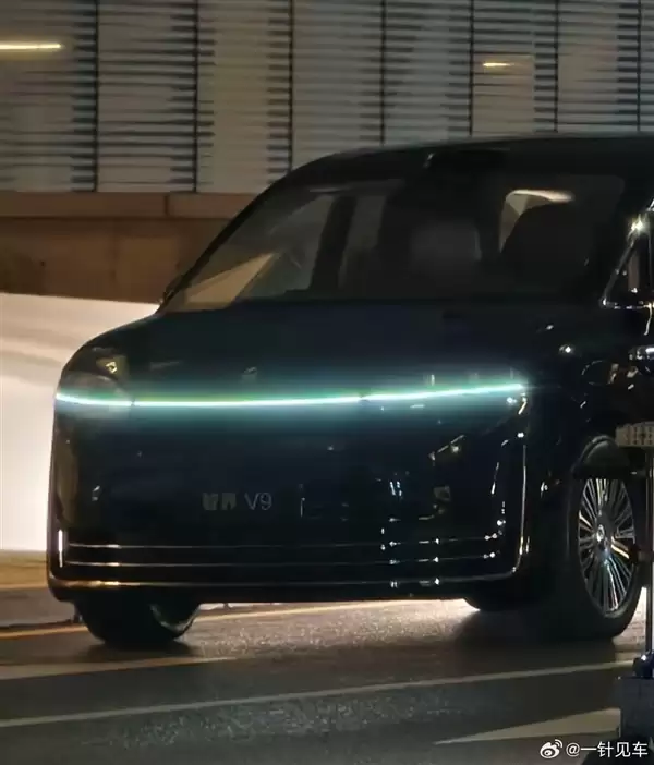 鸿蒙智行首款MPV 智界V9实车首曝：前后灯点亮辨识度超强